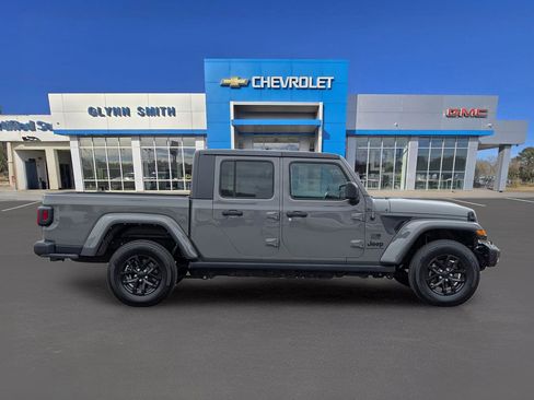 Used 2023 Jeep Gladiator Sport image 7