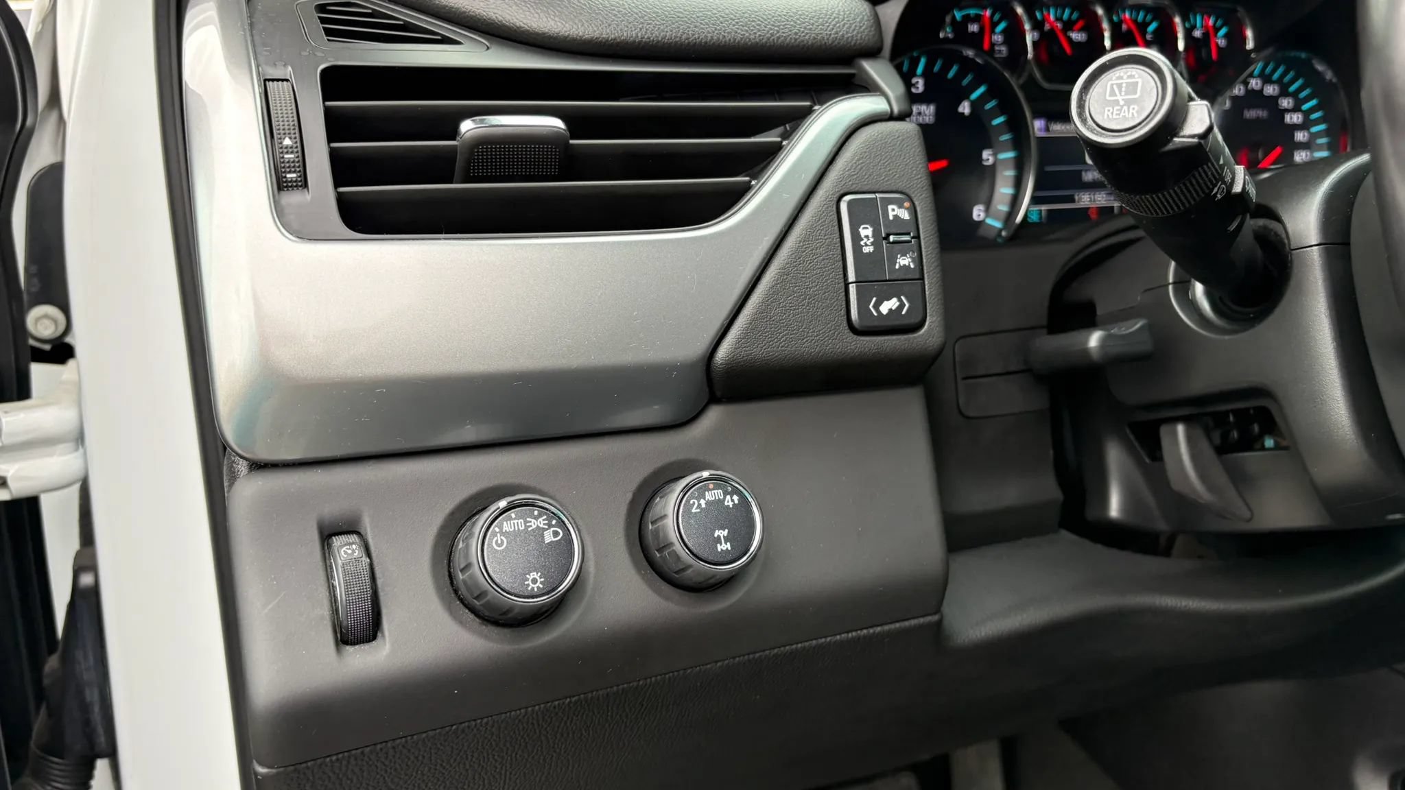 Used 2018 Chevrolet Suburban LT AWD/4WD image 19