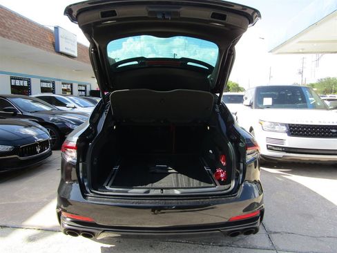 Used 2022 Maserati Levante Trofeo image 7