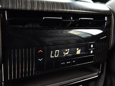 Used 2024 Jeep Wagoneer L Series II AWD/4WD image 25