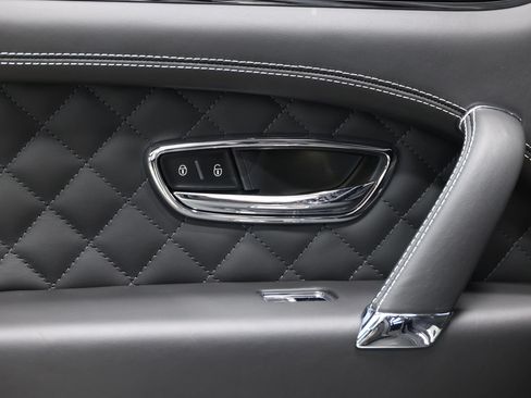 Used 2018 Bentley Bentayga AWD/4WD image 54
