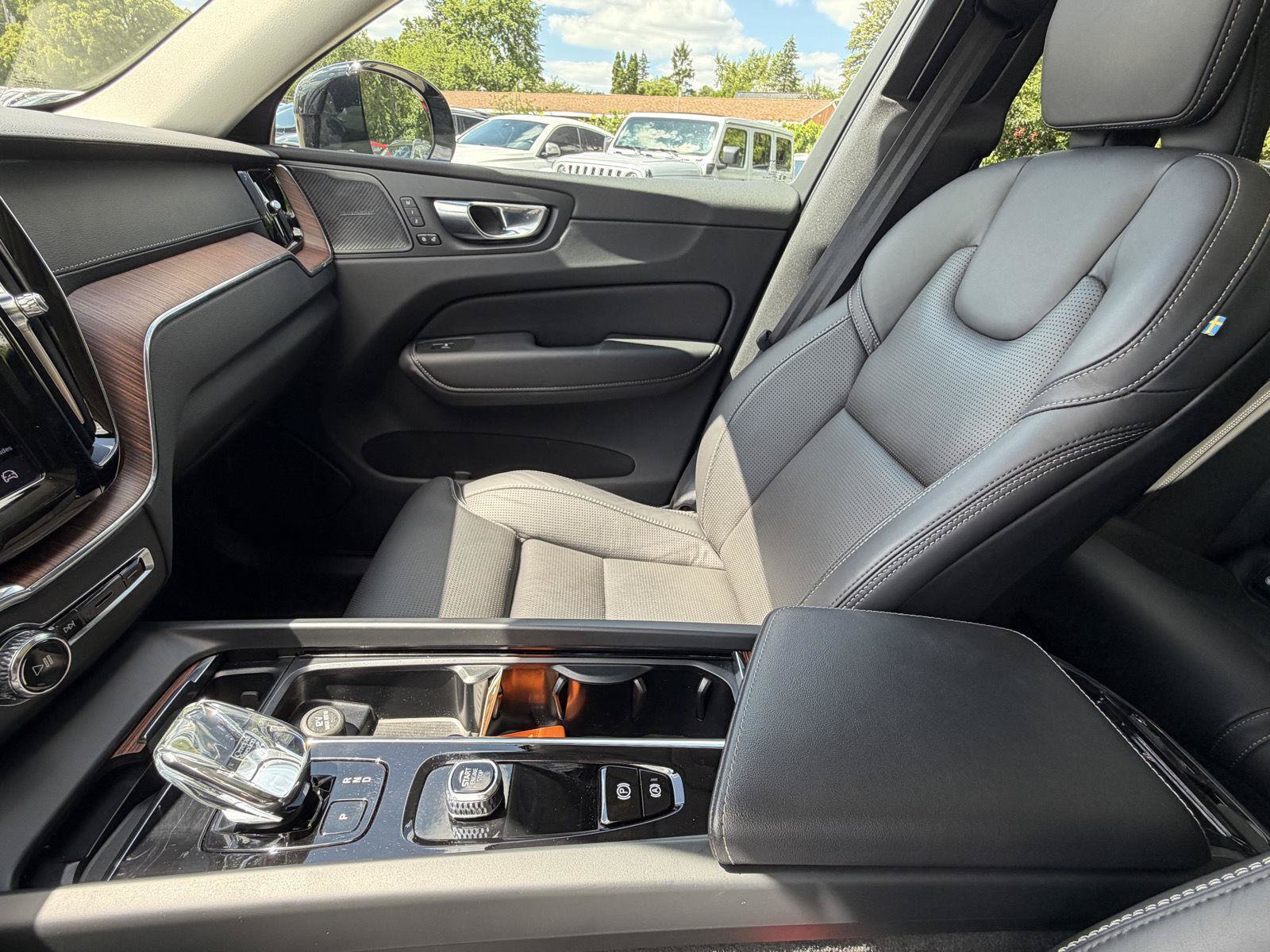 Used 2023 Volvo XC60 B6 Ultimate w/ Climate Package AWD/4WD image 19