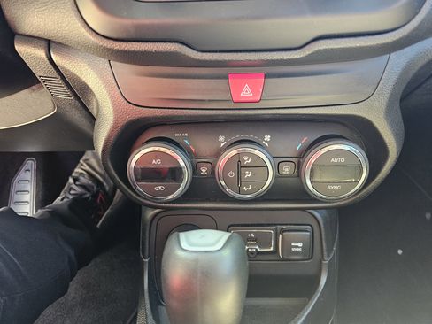 Used 2016 Jeep Renegade Latitude w/ Popular Equipment Group image 22