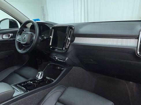 Used 2025 Volvo XC40 B5 Plus image 10