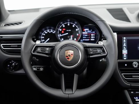 Certified 2025 Porsche Macan image 12