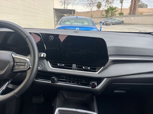 Used 2025 Chevrolet Equinox LT image 18