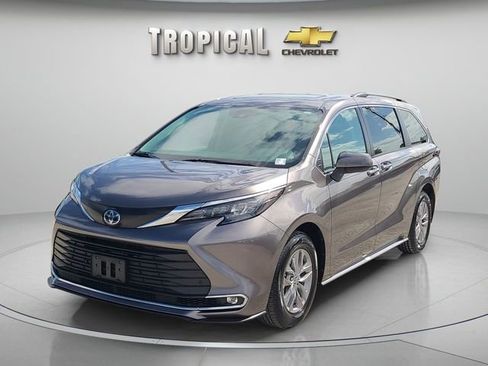Used 2024 Toyota Sienna XLE image 1