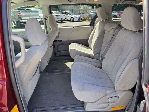 Used 2011 Toyota Sienna LE w/ Towing Pkg FWD image 10