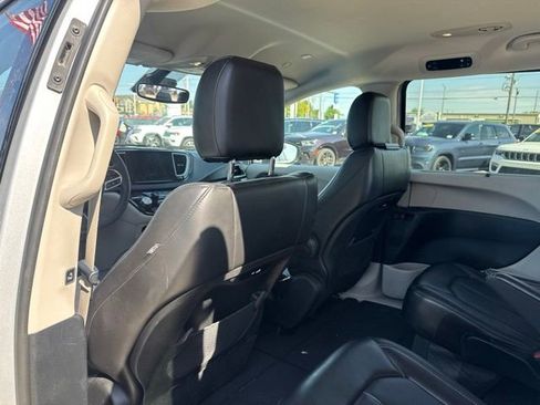 Used 2024 Chrysler Pacifica Touring-L FWD image 7