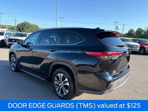 Used 2022 Toyota Highlander XLE AWD/4WD image 6
