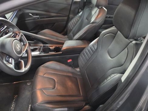 Used 2025 Hyundai Elantra Limited image 10