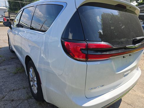 Used 2024 Chrysler Pacifica Touring-L FWD image 3