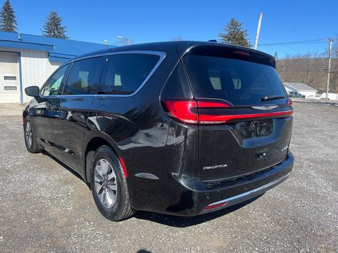 Used 2024 Chrysler Pacifica Select image 8