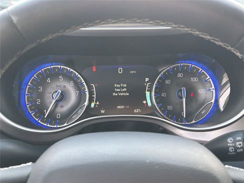 Used 2023 Chrysler Pacifica Touring-L FWD image 26