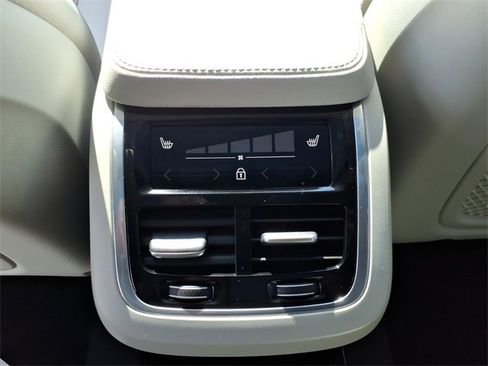 Used 2024 Volvo XC90 B6 Plus image 8