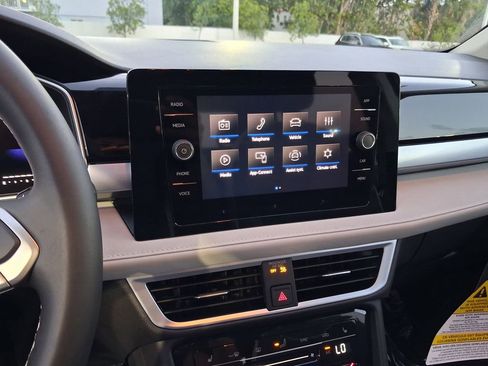 New 2026 Volkswagen Taos SE image 8