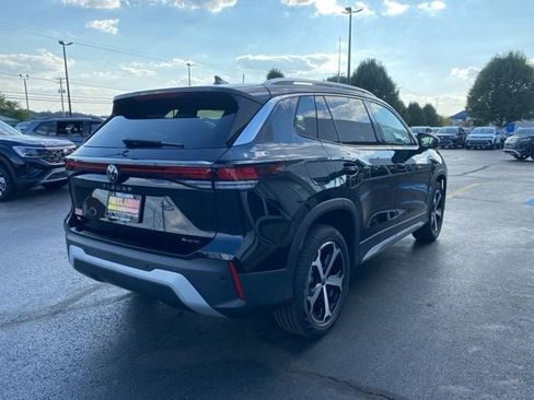 New 2025 Volkswagen Tiguan SE image 9