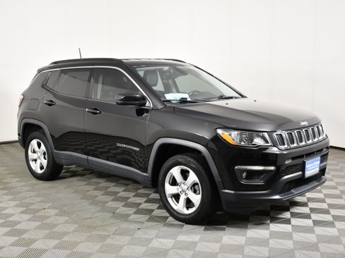 Used 2018 Jeep Compass Latitude w/ Cold Weather Group AWD/4WD image 4