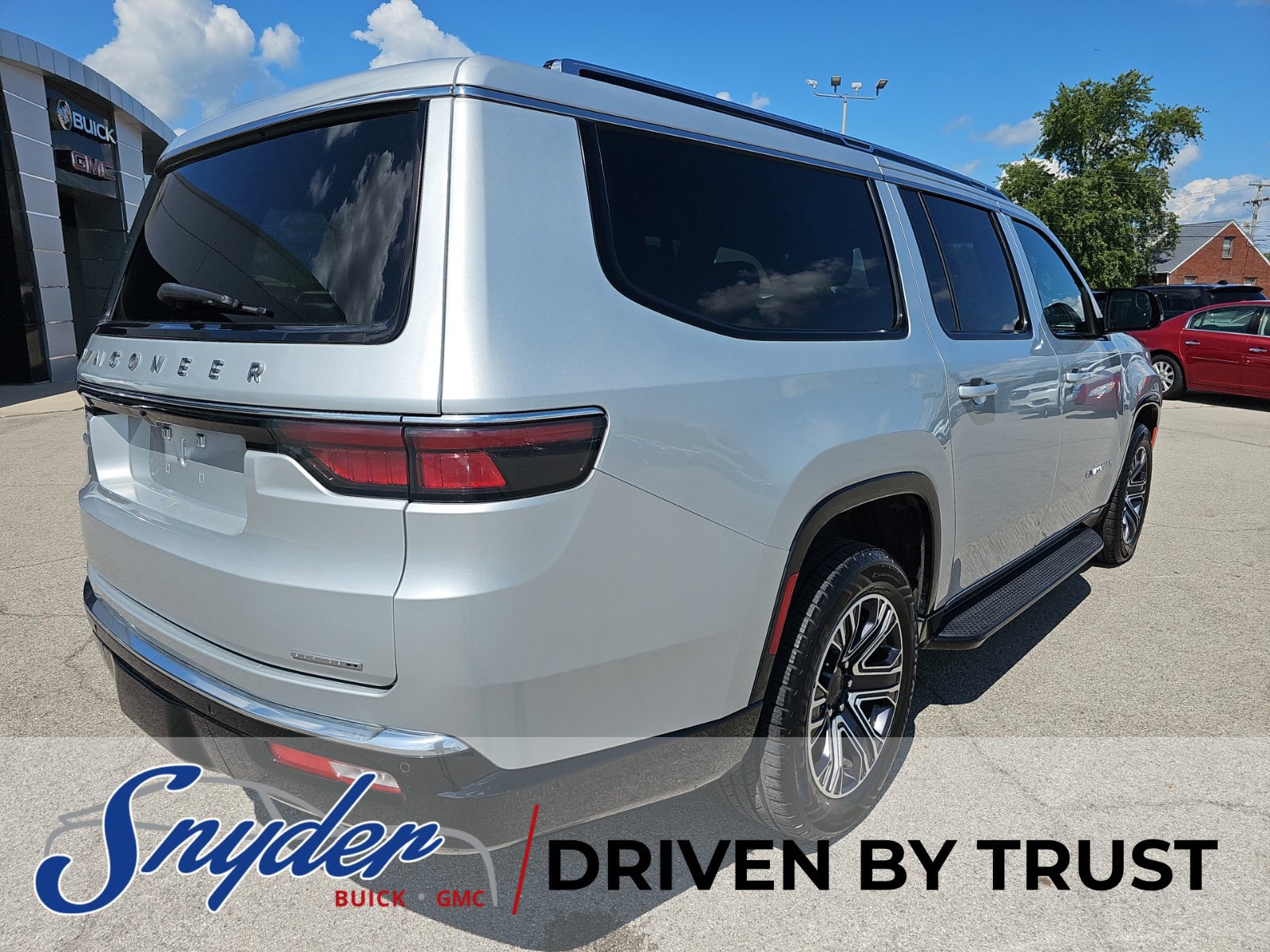 Used 2024 Jeep Wagoneer L Series II w/ Flexible Seating Group AWD/4WD image 8