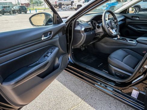 Used 2025 Nissan Altima 2.5 SV AWD/4WD image 48