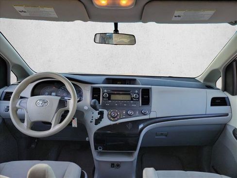 Used 2014 Toyota Sienna L FWD image 17