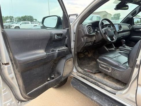 Used 2022 Toyota Tacoma TRD Off-Road w/ TRD Premium Off Road Package AWD/4WD image 10