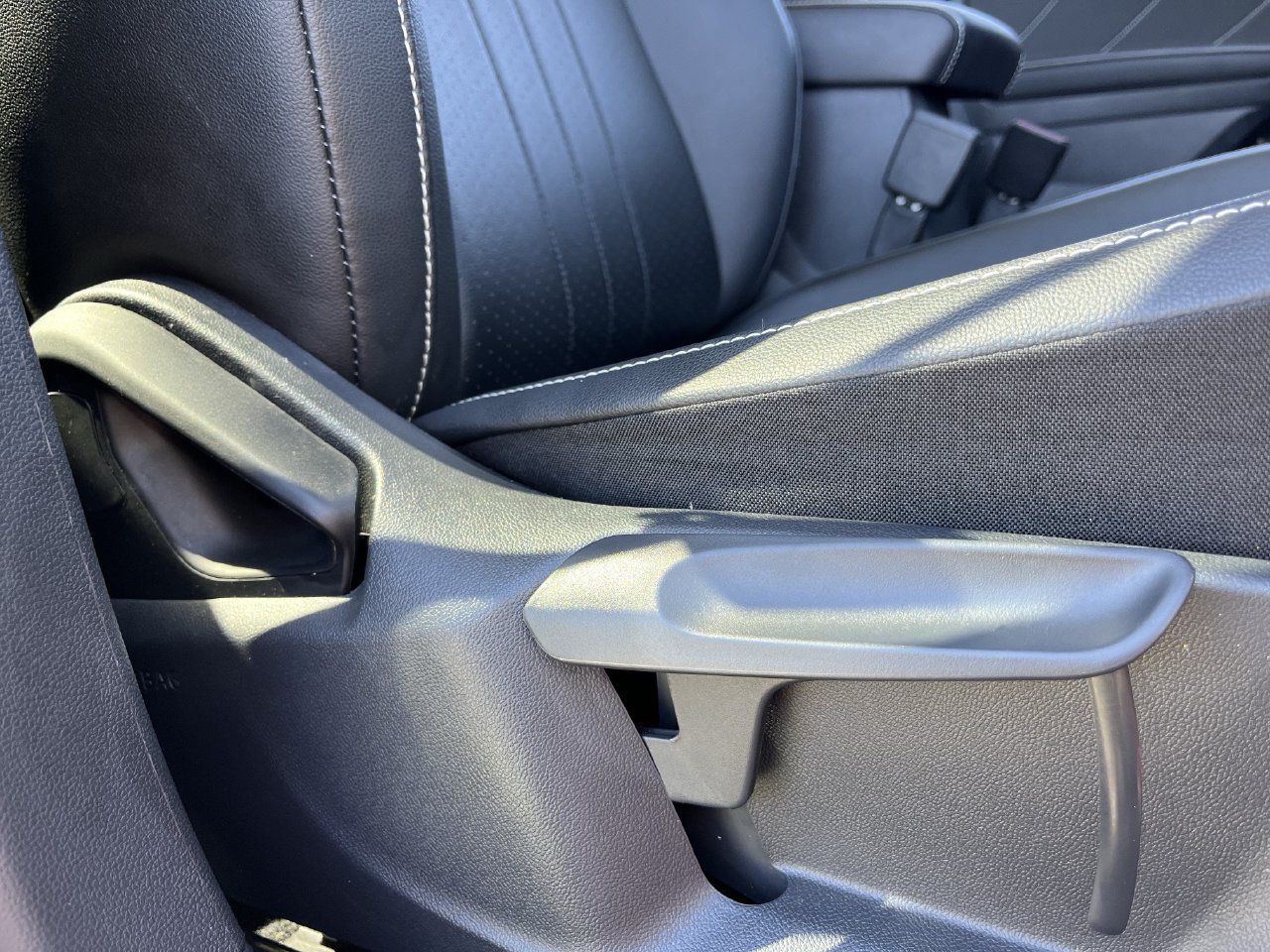 Used 2024 Volkswagen Tiguan SE w/ Panoramic Sunroof Package FWD image 26