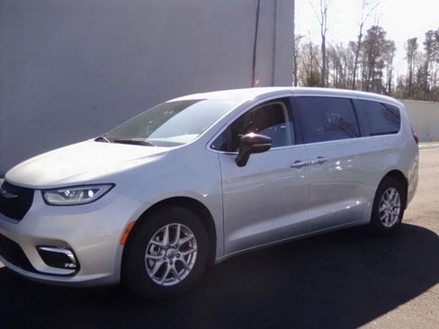 Used 2024 Chrysler Pacifica Touring-L image 12