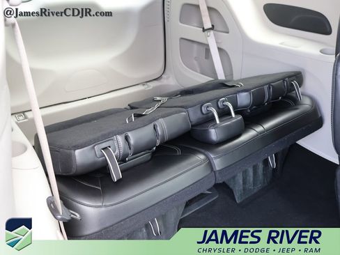 Used 2023 Chrysler Pacifica Touring-L FWD image 12