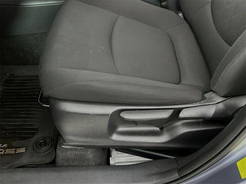 Used 2022 Toyota Corolla Cross LE image 9