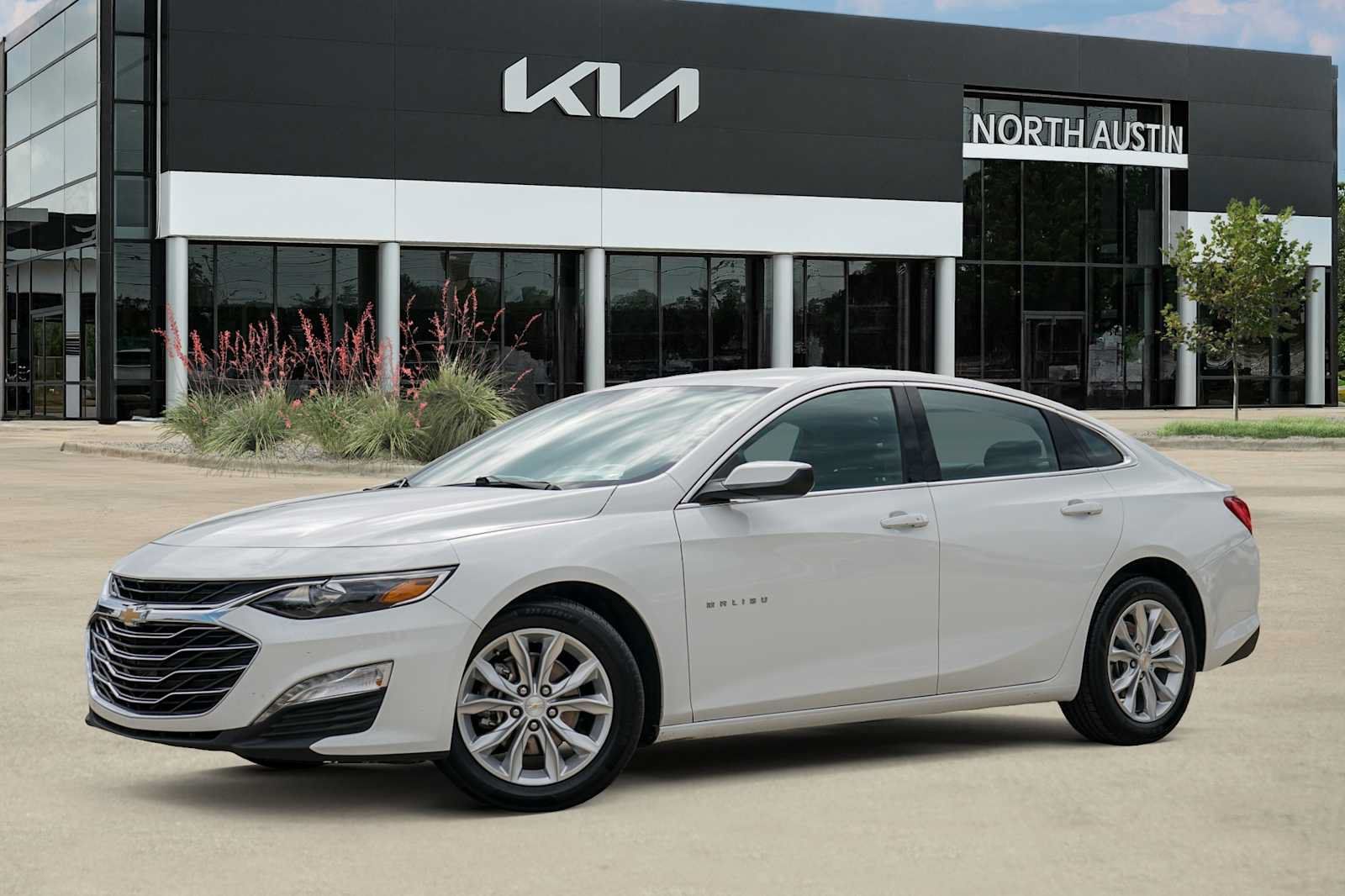 Used 2025 Chevrolet Malibu LT FWD image 1