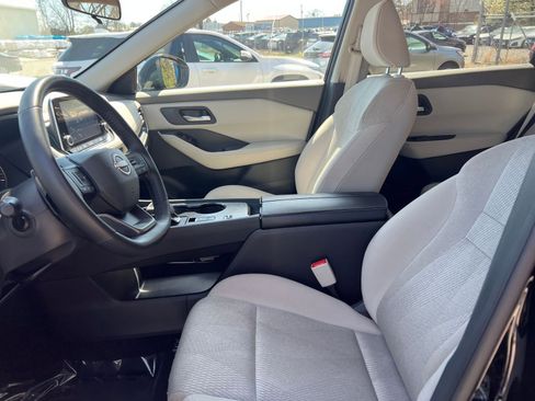 Used 2025 Nissan Rogue SV FWD image 29