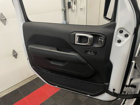 Used 2024 Jeep Wrangler High Altitude AWD/4WD image 29