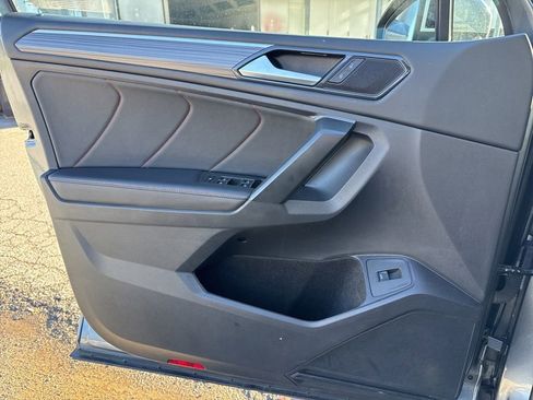 Used 2024 Volkswagen Tiguan SE image 11