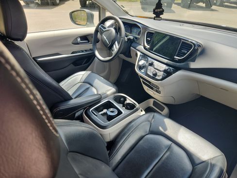 Used 2022 Chrysler Pacifica Touring-L FWD image 24