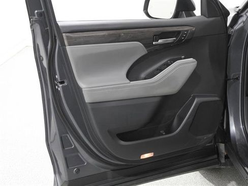 Used 2020 Toyota Highlander Limited image 4