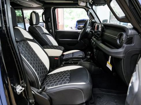 Used 2025 Jeep Wrangler Unlimited Rubicon w/ Safety Group AWD/4WD image 76