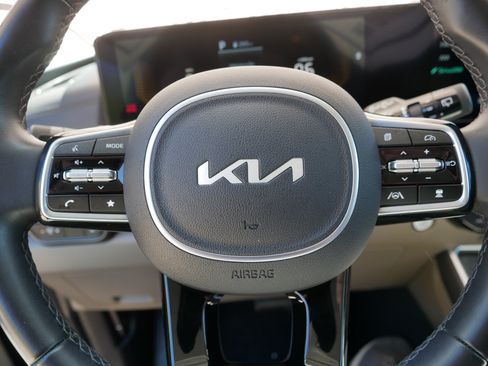 Used 2025 Kia Carnival FWD image 25