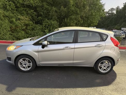 Used 2018 Ford Fiesta SE FWD image 4