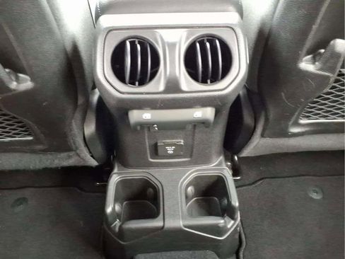 Used 2025 Jeep Wrangler Unlimited Rubicon AWD/4WD image 13