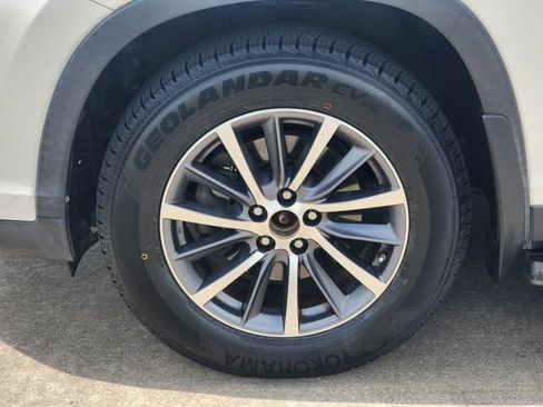 Used 2019 Toyota Highlander XLE FWD image 10
