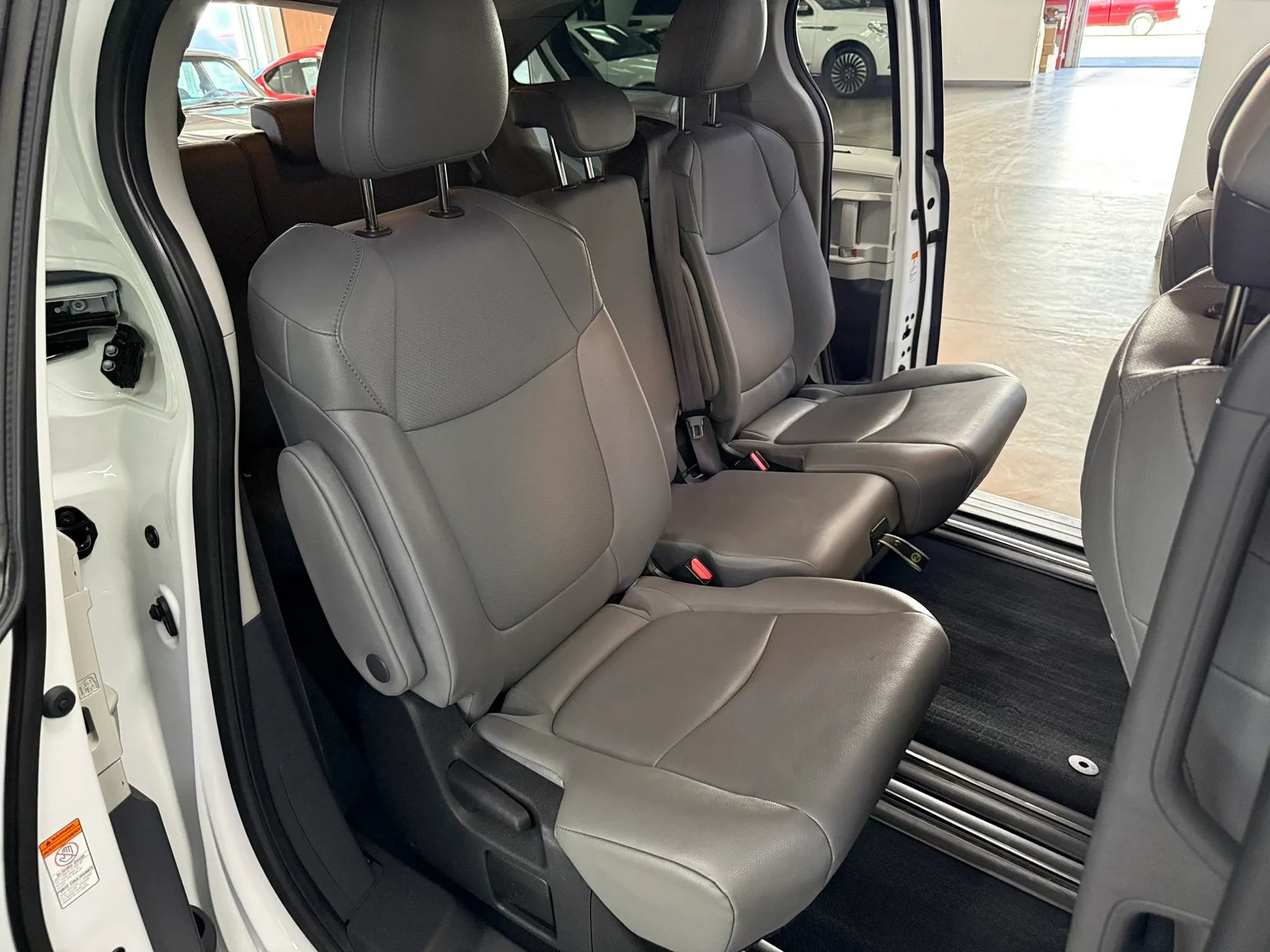 Used 2022 Toyota Sienna XLE w/ XLE Plus Package FWD image 11