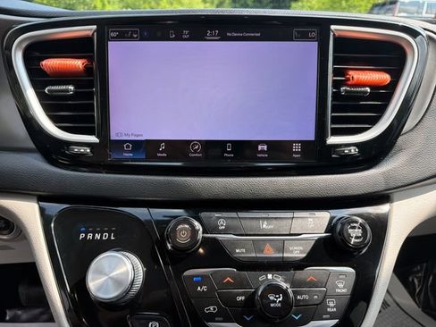 Used 2022 Chrysler Pacifica Touring-L FWD image 18