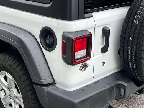 Used 2018 Jeep Wrangler Unlimited Sport S AWD/4WD image 10