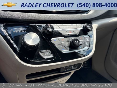 Used 2024 Chrysler Pacifica Touring-L image 22