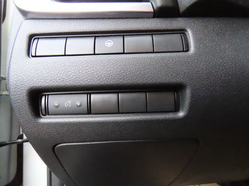 Used 2023 Nissan Rogue SV image 37