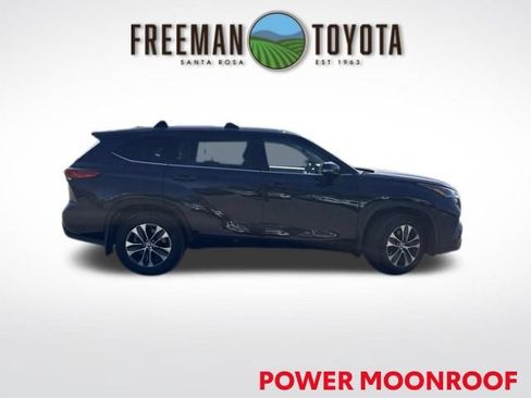 Used 2022 Toyota Highlander XLE AWD/4WD image 4