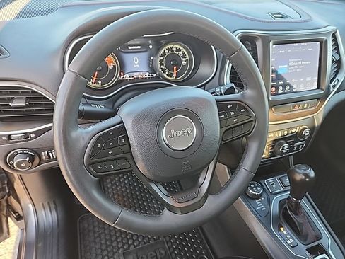 Used 2022 Jeep Cherokee Trailhawk w/ Comfort/Convenience Group AWD/4WD image 9