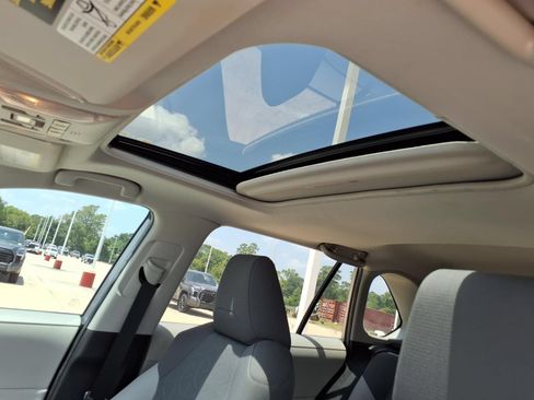 Used 2020 Toyota RAV4 XLE w/ Convenience Package FWD image 12