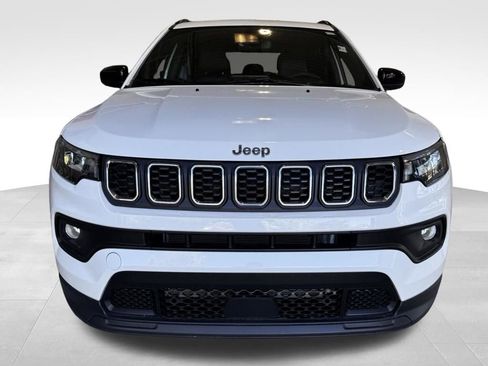 Used 2025 Jeep Compass Latitude AWD/4WD image 2